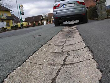 Die Regenrinne trennt nicht Straße und Gehsteig, sondern Straße und Seitenstreifen, auf dem mit Fug und Recht geparkt werden darf. Nur mit Bordstein wird aus einem Seitenstreifen ein Gehsteig. Darauf wies Bürgermeister Vogel bei der Bürgerversammlung hin. Fotos: Stephanie Elm