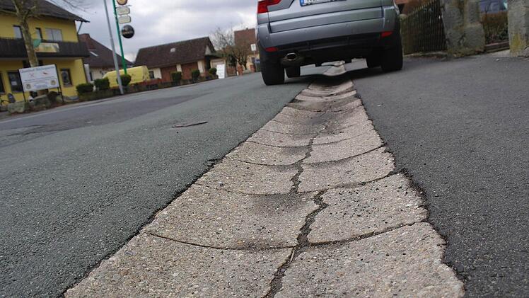 Die Regenrinne trennt nicht Straße und Gehsteig, sondern Straße und Seitenstreifen, auf dem mit Fug und Recht geparkt werden darf. Nur mit Bordstein wird aus einem Seitenstreifen ein Gehsteig. Darauf wies Bürgermeister Vogel bei der Bürgerversammlung hin. Fotos: Stephanie Elm