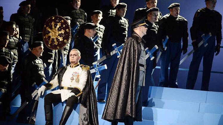 Operetten-König Heinrich (Frank van Hove) und sein Heerrufer (Daniel Fiolka) samt Kampftruppen