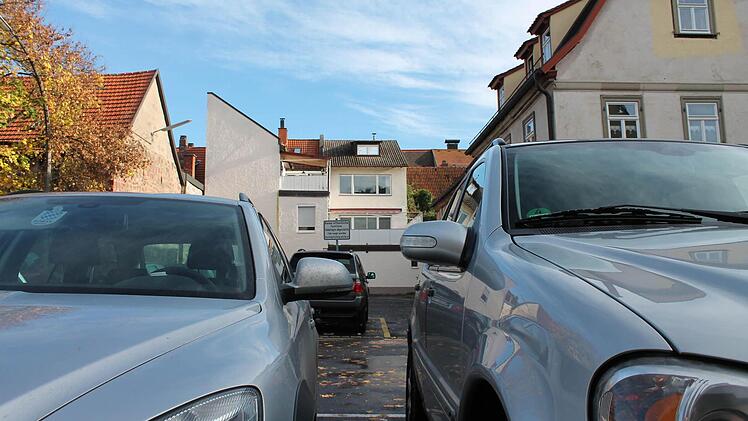In der Bräugasse stehen die Autos oft dicht an dicht, trotz 2,30 Meter breiten Stellflächen. Fotos: Benedikt Borst