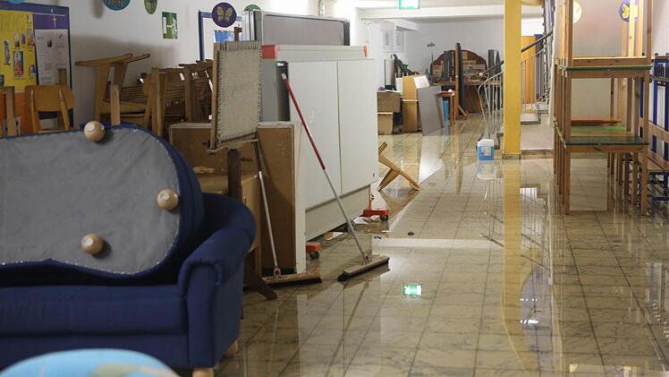 Die Grundschule in Neunkirchen am Brand stand zentimetertief unter Wasser. Foto: News5/Herse
