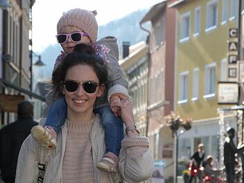 Bummeln in der Fußgängerzone: Jennifer Frank und die zweijährige Neele genießen das Frühlingswetter. Foto: Ulrike Müller