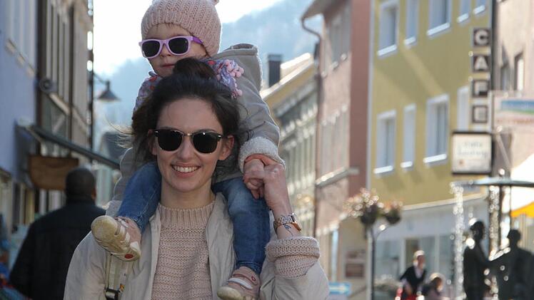 Bummeln in der Fußgängerzone: Jennifer Frank und die zweijährige Neele genießen das Frühlingswetter. Foto: Ulrike Müller