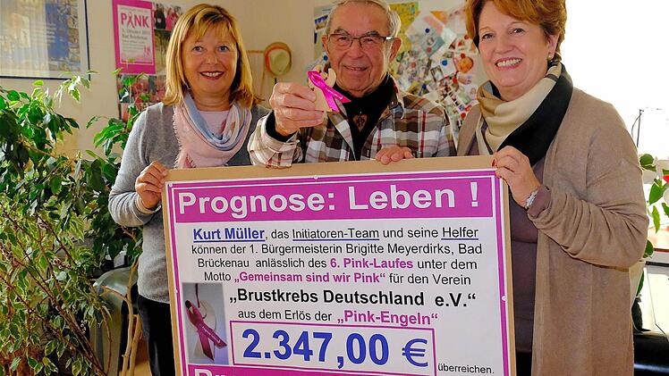 Bei der Scheckübergabe (von links): Karin Bauer, Kurt Müller und Bürgermeisterin Brigitte Meyerdierks. Foto: Gerd Schaar