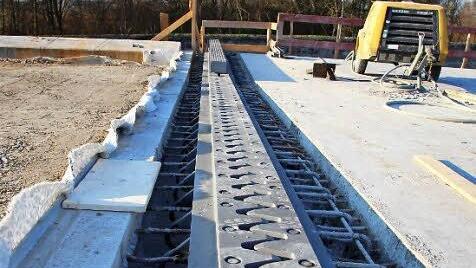 An der neuen Brücke wurde die Übergangskonstruktion eingebaut, die die Ausdehnung des Bauwerks aufnimmt. Foto: Andreas Dorsch