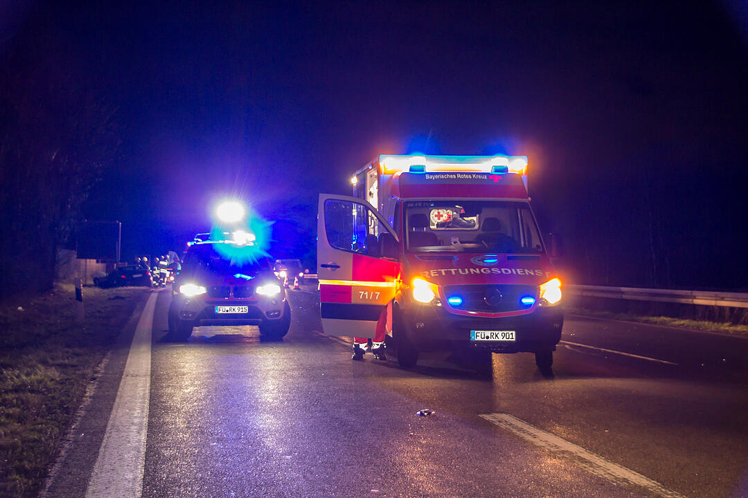 77-Jährige gerät in Gegenverkehr: Unfall mit drei Verletzten auf der B2