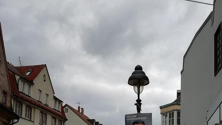 Vor dem Kino im Kressenstein hängt nicht nur das Konterfei von Holger Grießhammer, dem Bezirkstagskandidaten der SPD....Foto: Katrin Geyer