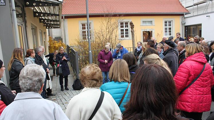 An der ehemaligen Synagoge endete der Rundgang durch die Stadt, an dem viele Lichtenfelser teilnahmen. Hier, in der Judengasse, wurden  die letzten von  13 Stolpersteinen verlegt.
