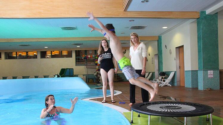 Schwimmaktion der Sinnberg Grundschule mit Franziska van Almsick im Hotel Sonnenhügel. Foto: Benedikt Borst