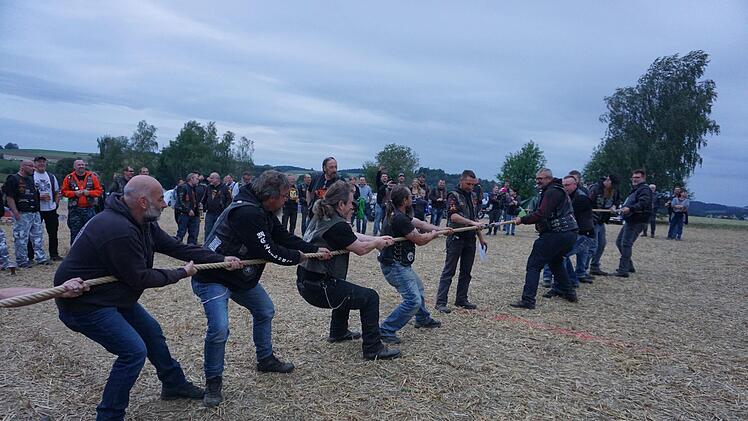 "Lucifer's Messenger Bayreuth-Kulmbach" wurde 40: Beim Tauziehen ma&szlig;en die Besucher in Marktschorgast ihre Kr&auml;fte.