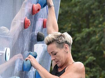 Die Kletterwand im Freibad ist der Clou - hier ein Archivbild mit Sandra Taubenreuther