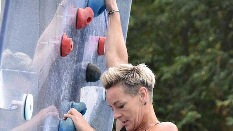 Die Kletterwand im Freibad ist der Clou - hier ein Archivbild mit Sandra Taubenreuther