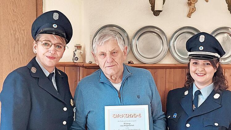 Vorsitzende Marion Zimmermann (l.) und Kommandantin Denise Gerstenberger ehrten Georg Beyer.