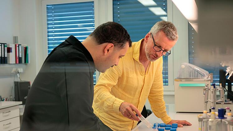 Aktivist und Moderator Anil Altintas (links) spricht mit Psychologe Oliver Schultheiss über den Einfluss von Hormonen auf unser Verhalten.