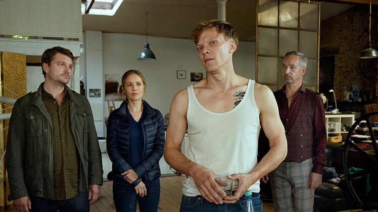 Sebastian (Matthi Faust, links) und Linett (Stefanie Stappenbeck) beim Antiquit&auml;tenh&auml;ndler Stefan Lietz (Thomas Dannemann, rechts). Sie informieren Markus Kramm (Sebastian H&uuml;lk, vorne) dar&uuml;ber, dass sein Vater ermordet wurde und er als potenzieller Tatverd&auml;chtiger gilt.