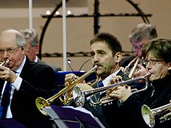 Konzentriertes Musizieren: Aufmerksam setzte der Posaunenchor St. Moriz die gestalterischen Akzente seines Dirigenten in Klang um. Fotos: Jochen Berger