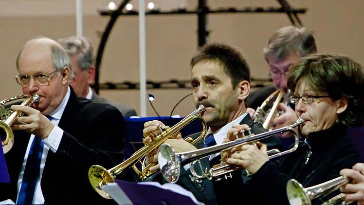 Konzentriertes Musizieren: Aufmerksam setzte der Posaunenchor St. Moriz die gestalterischen Akzente seines Dirigenten in Klang um. Fotos: Jochen Berger