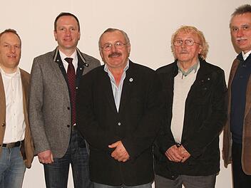 Die Vorstandschaft hat der CSU-Ortsverband Roßstadt neu gewählt. Doch es blieb beim bewährten Team. Dazu gratulierte der Eltmanner Bürgermeister Michael Ziegler (Zweiter von links) dem Kassier Kassier Michael Schwinn (links), Vorsitzendem Alois Hofmann (weiter von links), Beisitzer Stephan May sowie dem Zweiten Vorsitzenden Werner Lang.Foto: Günther Geiling