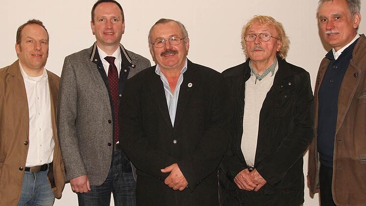 Die Vorstandschaft hat der CSU-Ortsverband Roßstadt neu gewählt. Doch es blieb beim bewährten Team. Dazu gratulierte der Eltmanner Bürgermeister Michael Ziegler (Zweiter von links) dem Kassier Kassier Michael Schwinn (links), Vorsitzendem Alois Hofmann (weiter von links), Beisitzer Stephan May sowie dem Zweiten Vorsitzenden Werner Lang.Foto: Günther Geiling