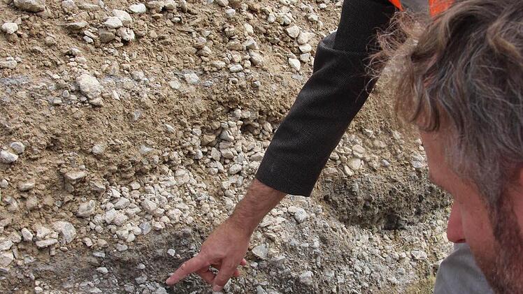 Unten Frostschutz, darüber 30 Zentimeter Schotter, oben Beton: So ist die neue A 7 aufgebaut.