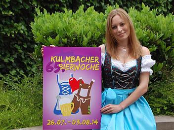 Die 22-jährige Madeleine Heinrich aus Tettau freut sich riesig, dass mit ihrem Plakat-Entwurf für die 65. Kulmbacher Bierwoche geworben wird. Glücklich präsentiert sie das Gewinnermotiv. Foto: privat