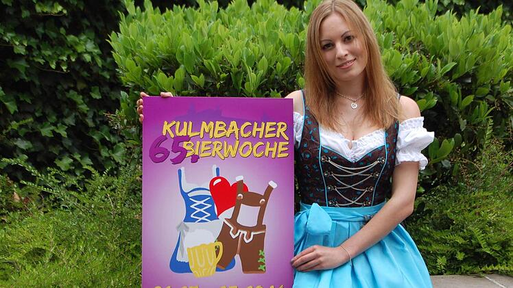 Die 22-jährige Madeleine Heinrich aus Tettau freut sich riesig, dass mit ihrem Plakat-Entwurf für die 65. Kulmbacher Bierwoche geworben wird. Glücklich präsentiert sie das Gewinnermotiv. Foto: privat
