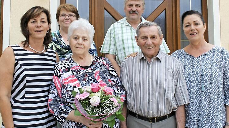 Juliana und Georg Weidner mit ihren Kindern (v. l.) Friedlinde Weidner, Margit Pfeufer, Robert Weidner und Helga Feuerer Foto: Carmen Schwind