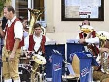 Die Musikkapelle aus Happertshausen spielte beim Bürgerfest auf dem Königsberger Marktplatz auf.  Foto: sn