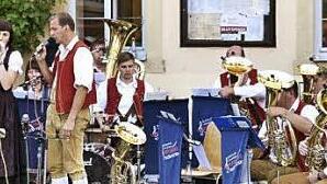 Die Musikkapelle aus Happertshausen spielte beim Bürgerfest auf dem Königsberger Marktplatz auf.  Foto: sn