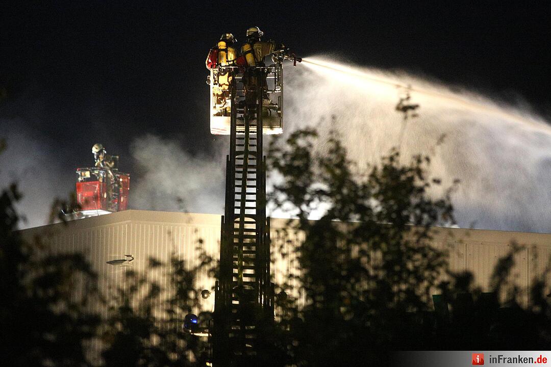 Schonungen: Werkstatthalle steht in Flammen