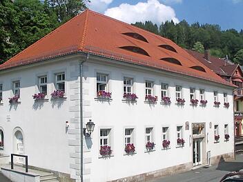 Das Wallenfelser Rathaus wird mit Heizöl auf Temperaturen gebracht. Das Einsparpotenzial ist dabei offenbar erheblich.  Foto: Archiv Corinna Igler