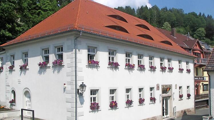 Das Wallenfelser Rathaus wird mit Heizöl auf Temperaturen gebracht. Das Einsparpotenzial ist dabei offenbar erheblich.  Foto: Archiv Corinna Igler