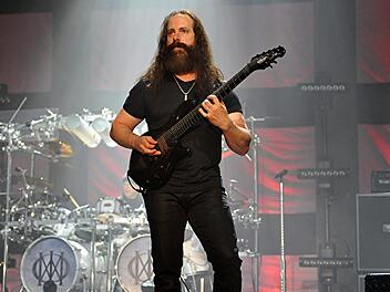 John Petrucci nutzt Mesa Boogie-Verstärker und eine sensationelle Fingerfertigkeit.Foto: Helmut Ölschlegel