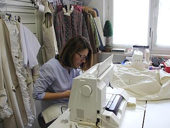 Elke Heinisch bei den Arbeiten an einem Badetuch f&uuml;r das St&uuml;ck "Mirandolina" Fotos: Franziska Beetz