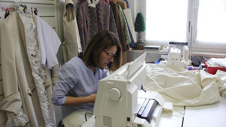 Elke Heinisch bei den Arbeiten an einem Badetuch f&uuml;r das St&uuml;ck "Mirandolina" Fotos: Franziska Beetz