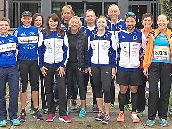 Sie waren beim Dresden-Marathon &uuml;ber drei unterschiedlichen Distanzen am Start: (hintere Reihe von links) Michael Zetzmann, Nadja Lindner, Andreas Barnikel, Stephan St&auml;gemeier, Uwe Bobreck, Margit Tenschert und Wilfried Ziersch; (vordere Reihe) Renate Kohlmann, Birgit Kroha, Alexandra Frosch, Sabine Dietze, Lea Wipfler, Toni Heimburger und Sabrina Wiercinski). Foto: Th. Geiger