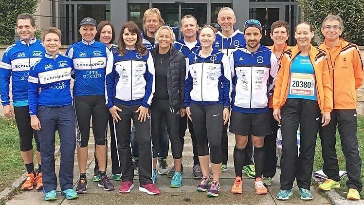 Sie waren beim Dresden-Marathon &uuml;ber drei unterschiedlichen Distanzen am Start: (hintere Reihe von links) Michael Zetzmann, Nadja Lindner, Andreas Barnikel, Stephan St&auml;gemeier, Uwe Bobreck, Margit Tenschert und Wilfried Ziersch; (vordere Reihe) Renate Kohlmann, Birgit Kroha, Alexandra Frosch, Sabine Dietze, Lea Wipfler, Toni Heimburger und Sabrina Wiercinski). Foto: Th. Geiger