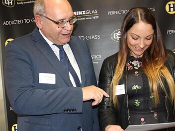 Für Carletta Heinz hat Nachhaltigkeit eine besondere Bedeutung. Sie nahm mit Freude die Auszeichnung von Hermann Hüwels entgegen.  Foto: Veronika Schadeck