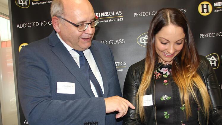 Für Carletta Heinz hat Nachhaltigkeit eine besondere Bedeutung. Sie nahm mit Freude die Auszeichnung von Hermann Hüwels entgegen.  Foto: Veronika Schadeck