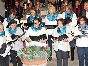 Der Chor "Taktvoll" aus Buch am Forst bereicherte das Adventskonzert in Großheirath zum ersten Mal ...