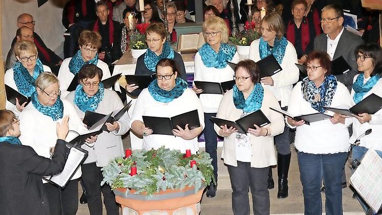 Der Chor "Taktvoll" aus Buch am Forst bereicherte das Adventskonzert in Großheirath zum ersten Mal ...