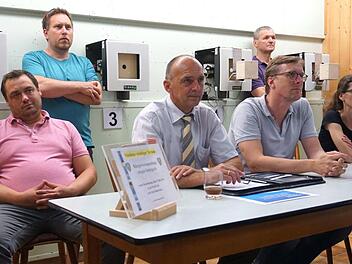Martin Bichler, Heinrich Süß, Maximilian von Gagern und Verwaltungsleiterin Eva Fröhlich (sitzend v. l.) zeigten sich offen für die Argumente der Anwohner.    Foto: Richard Sänger