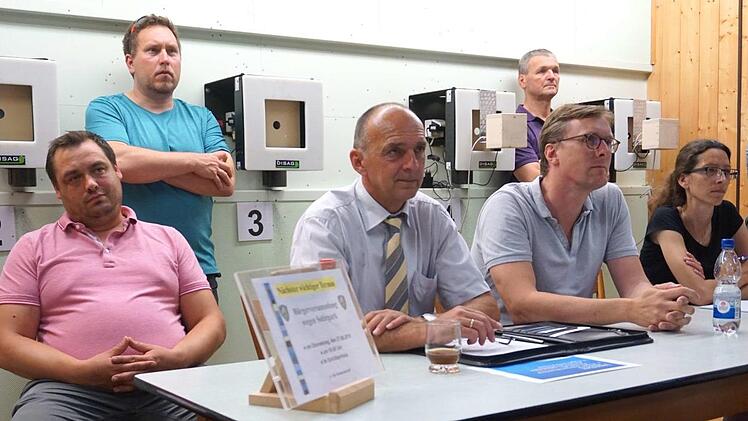 Martin Bichler, Heinrich Süß, Maximilian von Gagern und Verwaltungsleiterin Eva Fröhlich (sitzend v. l.) zeigten sich offen für die Argumente der Anwohner.    Foto: Richard Sänger