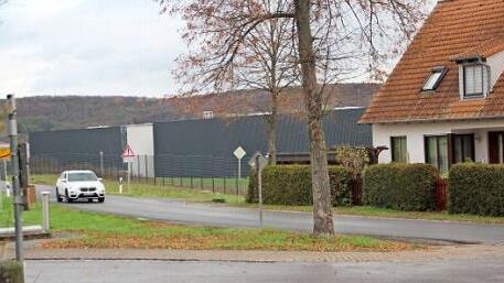 So präsentiert sich die Situation an der Ortseinfahrt von Heubach aus Richtung Sandhof kommend, wo das Gewerbegebiet angesiedelt ist.