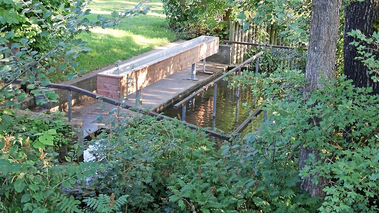 Die gut frequentierte Kneipp-Anlage am Badeweiher in Rugendorf wird erneuert und verbessert. Dies wird mit einem neuen Förderprogramm des bayerischen Wirtschaftsministeriums bezuschusst. Die Anlage ist zurzeit den Winter über trockengelegt. Foto: Klaus Klaschka