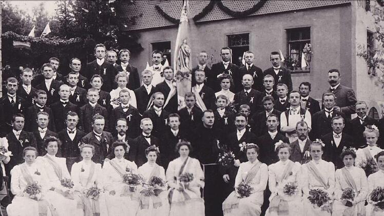 1908 entstand diese Aufnahme bei der Primiz-Feier von Thomas Reuter: Durch die Nähe zu Kloster Altstadt kamen über die Jahrhunderte zahlreiche Priester und Ordensleute aus Obereschenbach. Foto: Christel Halbritter