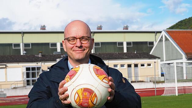 Über seine sportliche Vergangenheit im Sportpark spricht Oberbürgermeister Dirk Vogel in der neuesten Folge des Rhöner Fußball-Podcasts "Du Holz". Foto: Jürgen Schmitt