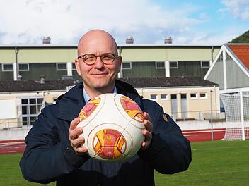 Über seine sportliche Vergangenheit im Sportpark spricht Oberbürgermeister Dirk Vogel in der neuesten Folge des Rhöner Fußball-Podcasts "Du Holz". Foto: Jürgen Schmitt