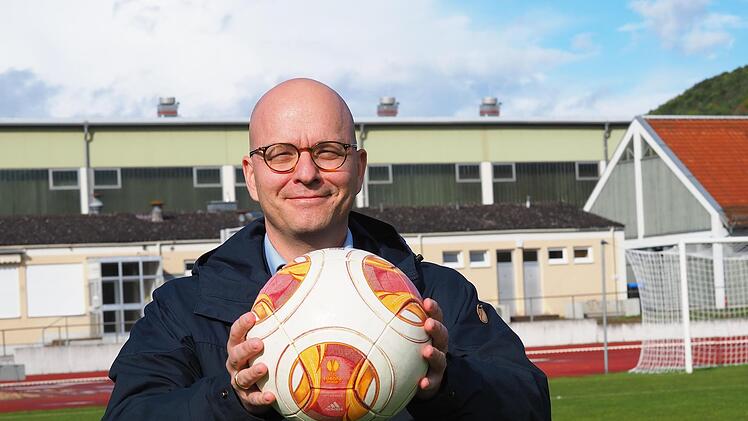 Über seine sportliche Vergangenheit im Sportpark spricht Oberbürgermeister Dirk Vogel in der neuesten Folge des Rhöner Fußball-Podcasts "Du Holz". Foto: Jürgen Schmitt