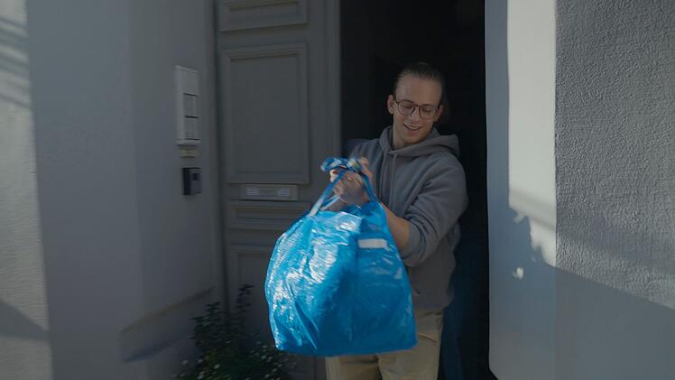 Felix macht beim Packen gro&szlig;e Fortschritte.